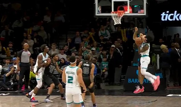 米诺特防守下压直接打到怀特面部，裁判回看吹罚一级恶意